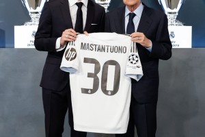 mk体育入口-阿斯：阿隆索正在考虑多种阵型方案，以确保马斯坦托诺能发挥作用