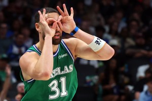 mk体育官方网站-还会继续吗？克莱还剩最后一年1746万 休赛期最高可续4年1.1亿