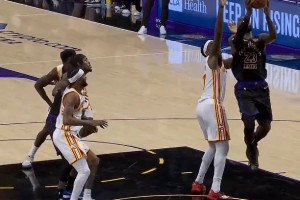 mk体育app-詹姆斯突破上篮时顶到膝盖，随后一瘸一拐跺跺脚继续打